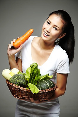 포토 JPG 스튜디오촬영 외국인 해외기획촬영 우먼라이프 라이프스타일 웰빙 2012년태국 여자 음식 채소 회색배경 호박 실내 건강 옥수수 한명 미소 웃음 들기 사람 동양인 상반신 20대 성인 앞모습 농작물 바구니 소쿠리 환경 당근 브로콜리 친환경 유기농 채식 여자만 여자한명만 성인여자만 청년만 청년여자만 성인한명만 청년여자한명만 성인여자한명만 성인만 국내포토 1 뷰포인트 백그라운드 농업 모션 곡류 뿌리채소 표정 인종 청년 내부 생활 회색 파일형식