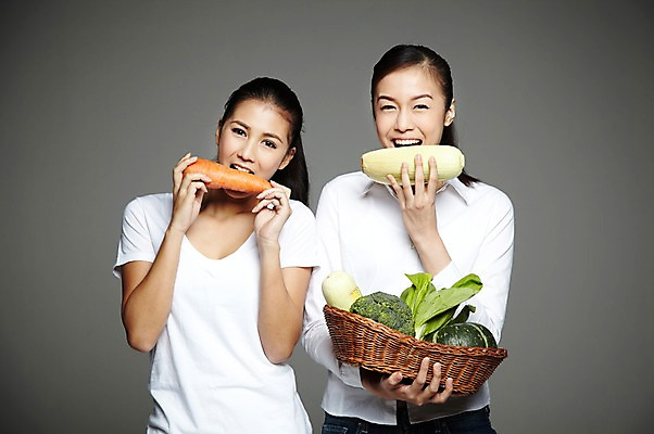포토 JPG 스튜디오촬영 외국인 해외기획촬영 우먼라이프 라이프스타일 웰빙 2012년태국 여자 음식 채소 회색배경 호박 실내 건강 옥수수 미소 웃음 들기 사람 동양인 상반신 20대 성인 두명 앞모습 농작물 바구니 소쿠리 환경 당근 브로콜리 먹기 친환경 유기농 채식 여자만 성인여자만 청년만 청년여자만 성인만 국내포토 뷰포인트 백그라운드 농업 모션 곡류 뿌리채소 표정 인종 청년 내부 생활 회색 파일형식