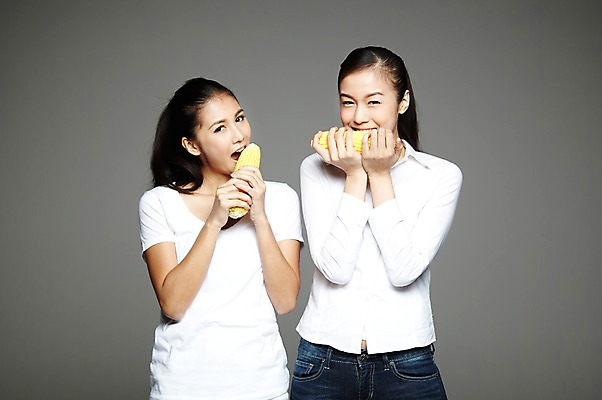 포토 JPG 스튜디오촬영 외국인 해외기획촬영 우먼라이프 라이프스타일 웰빙 2012년태국 여자 회색배경 곡류 실내 건강 옥수수 미소 웃음 들기 사람 동양인 상반신 20대 성인 두명 앞모습 농작물 환경 먹기 친환경 유기농 여자만 성인여자만 청년만 청년여자만 성인만 국내포토 뷰포인트 백그라운드 농업 모션 표정 인종 청년 내부 생활 회색 파일형식