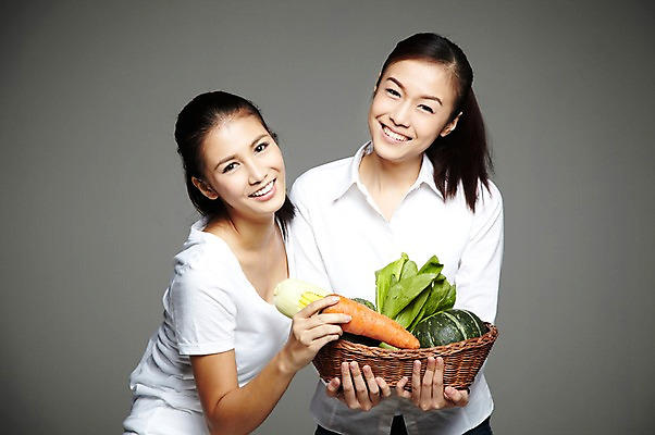 포토 JPG 스튜디오촬영 외국인 해외기획촬영 우먼라이프 라이프스타일 웰빙 2012년태국 여자 음식 채소 회색배경 호박 실내 건강 옥수수 미소 웃음 들기 사람 동양인 상반신 20대 성인 두명 앞모습 농작물 바구니 소쿠리 환경 당근 브로콜리 친환경 유기농 채식 여자만 성인여자만 청년만 청년여자만 성인만 국내포토 뷰포인트 백그라운드 농업 모션 곡류 뿌리채소 표정 인종 청년 내부 생활 회색 파일형식