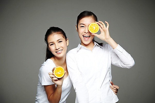 포토 JPG 스튜디오촬영 외국인 해외기획촬영 우먼라이프 라이프스타일 웰빙 2012년태국 여자 음식 오렌지 과일 회색배경 실내 건강 미소 웃음 들기 사람 동양인 상반신 20대 성인 두명 앞모습 환경 친환경 유기농 여자만 성인여자만 청년만 청년여자만 성인만 국내포토 뷰포인트 백그라운드 모션 표정 인종 청년 내부 생활 회색 파일형식