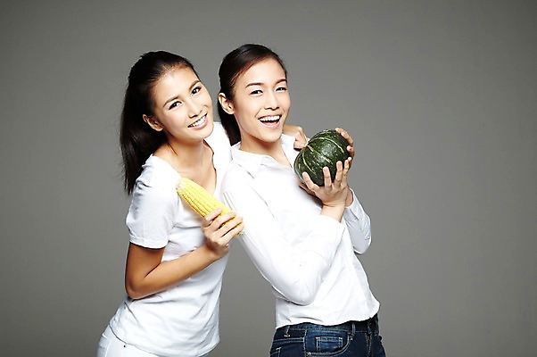 포토 JPG 스튜디오촬영 외국인 해외기획촬영 우먼라이프 라이프스타일 웰빙 2012년태국 여자 음식 채소 회색배경 호박 곡류 실내 건강 옥수수 서기 미소 웃음 들기 사람 동양인 상반신 20대 성인 두명 옆모습 농작물 환경 친환경 유기농 채식 여자만 성인여자만 청년만 청년여자만 성인만 국내포토 뷰포인트 백그라운드 농업 모션 표정 인종 청년 내부 생활 회색 파일형식