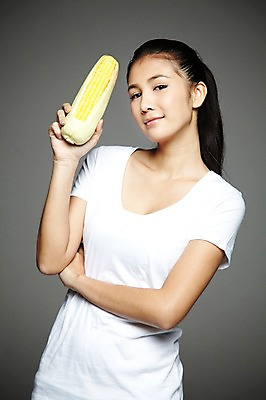 포토 JPG 스튜디오촬영 외국인 해외기획촬영 우먼라이프 라이프스타일 웰빙 2012년태국 여자 회색배경 곡류 실내 건강 옥수수 한명 들기 사람 동양인 상반신 20대 성인 앞모습 농작물 환경 친환경 유기농 여자만 여자한명만 성인여자만 청년만 청년여자만 성인한명만 청년여자한명만 성인여자한명만 성인만 국내포토 1 뷰포인트 백그라운드 농업 모션 인종 청년 내부 생활 회색 파일형식