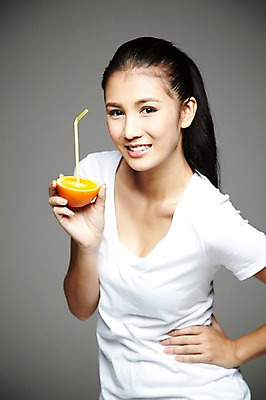 포토 JPG 스튜디오촬영 외국인 해외기획촬영 우먼라이프 라이프스타일 웰빙 2012년태국 여자 음료 음식 허리손 오렌지 과일 회색배경 실내 건강 빨대 한명 미소 웃음 들기 사람 동양인 상반신 20대 성인 앞모습 환경 주스 마시기 과일주스 먹기 친환경 유기농 여자만 여자한명만 성인여자만 청년만 청년여자만 성인한명만 청년여자한명만 성인여자한명만 성인만 국내포토 1 뷰포인트 포즈 백그라운드 모션 표정 인종 청년 내부 생활 회색 파일형식