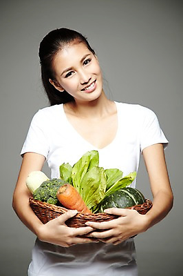 포토 JPG 스튜디오촬영 외국인 해외기획촬영 우먼라이프 라이프스타일 웰빙 2012년태국 여자 음식 채소 회색배경 호박 실내 건강 옥수수 한명 미소 웃음 들기 사람 동양인 상반신 20대 성인 앞모습 농작물 바구니 소쿠리 환경 당근 브로콜리 친환경 유기농 채식 여자만 여자한명만 성인여자만 청년만 청년여자만 성인한명만 청년여자한명만 성인여자한명만 성인만 국내포토 1 뷰포인트 백그라운드 농업 모션 곡류 뿌리채소 표정 인종 청년 내부 생활 회색 파일형식