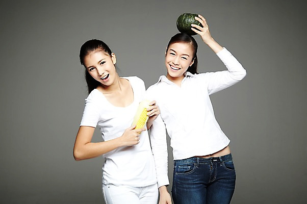 포토 JPG 스튜디오촬영 외국인 해외기획촬영 우먼라이프 라이프스타일 웰빙 2012년태국 여자 음식 채소 회색배경 호박 곡류 실내 건강 옥수수 서기 미소 웃음 들기 사람 동양인 20대 성인 두명 앞모습 농작물 환경 친환경 유기농 채식 머리위 여자만 성인여자만 청년만 청년여자만 성인만 국내포토 뷰포인트 백그라운드 농업 모션 표정 인종 청년 내부 생활 회색 파일형식