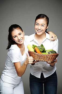 포토 JPG 스튜디오촬영 외국인 해외기획촬영 우먼라이프 라이프스타일 웰빙 2012년태국 여자 음식 채소 회색배경 호박 어깨동무 실내 건강 옥수수 서기 미소 웃음 들기 사람 동양인 손짓 20대 성인 두명 앞모습 농작물 바구니 소쿠리 환경 당근 최고 브로콜리 친환경 유기농 채식 여자만 성인여자만 청년만 청년여자만 성인만 국내포토 뷰포인트 포즈 백그라운드 농업 모션 곡류 뿌리채소 표정 인종 청년 내부 생활 회색 파일형식