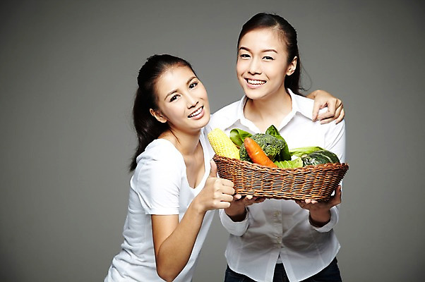 포토 JPG 스튜디오촬영 외국인 해외기획촬영 우먼라이프 라이프스타일 웰빙 2012년태국 여자 음식 채소 회색배경 호박 어깨동무 실내 건강 옥수수 미소 웃음 들기 사람 동양인 손짓 상반신 20대 성인 두명 앞모습 농작물 바구니 소쿠리 환경 당근 최고 브로콜리 친환경 유기농 채식 여자만 성인여자만 청년만 청년여자만 성인만 국내포토 뷰포인트 포즈 백그라운드 농업 모션 곡류 뿌리채소 표정 인종 청년 내부 생활 회색 파일형식