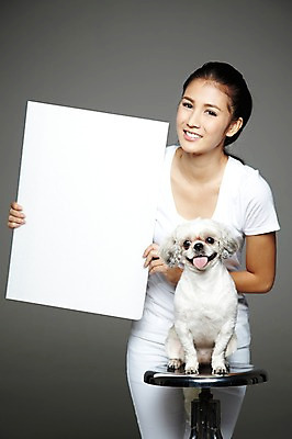 포토 JPG 스튜디오촬영 외국인 동물 해외기획촬영 한마리 우먼라이프 라이프스타일 배너 2012년태국 여자 반려견 캠페인 의자 포유류 회색배경 사각프레임 광고판 실내 한명 서기 미소 웃음 들기 사람 동양인 20대 성인 앞모습 반려동물 개 강아지 시츄 보호 알림 동물보호 반려 유기견 여자만 여자한명만 성인여자만 청년만 청년여자만 성인한명만 청년여자한명만 성인여자한명만 성인만 펫팸족 국내포토 1 뷰포인트 가구 백그라운드 컨셉 모션 프레임 알림판 표정 인종 청년 내부 생활 사각형 회색 사회이슈 판 신조어 파일형식 유기동물