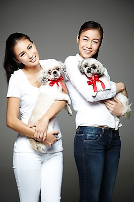 포토 JPG 스튜디오촬영 외국인 동물 해외기획촬영 한마리 우먼라이프 라이프스타일 2012년태국 여자 반려견 캠페인 포유류 안기 회색배경 실내 사랑 서기 미소 웃음 사람 동양인 20대 성인 두명 앞모습 반려동물 개 강아지 시츄 보호 동물보호 반려 유기견 여자만 성인여자만 청년만 청년여자만 성인만 펫팸족 국내포토 1 감정 뷰포인트 백그라운드 컨셉 모션 표정 인종 청년 내부 생활 회색 사회이슈 신조어 파일형식 유기동물