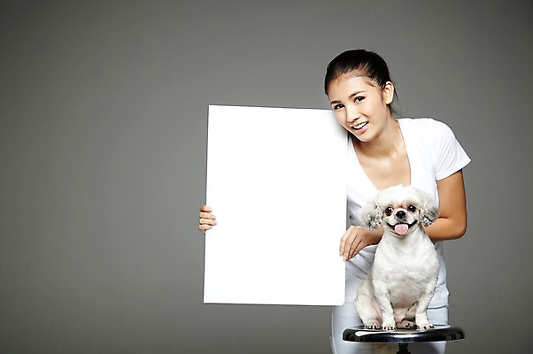 포토 JPG 스튜디오촬영 외국인 동물 해외기획촬영 한마리 우먼라이프 라이프스타일 배너 2012년태국 여자 반려견 캠페인 의자 포유류 회색배경 사각프레임 광고판 실내 한명 서기 미소 웃음 들기 사람 동양인 20대 성인 앞모습 반려동물 개 강아지 시츄 보호 알림 동물보호 반려 유기견 여자만 여자한명만 성인여자만 청년만 청년여자만 성인한명만 청년여자한명만 성인여자한명만 성인만 펫팸족 국내포토 1 뷰포인트 가구 백그라운드 컨셉 모션 프레임 알림판 표정 인종 청년 내부 생활 사각형 회색 사회이슈 판 신조어 파일형식 유기동물