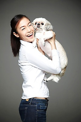 포토 JPG 스튜디오촬영 외국인 동물 해외기획촬영 한마리 우먼라이프 라이프스타일 2012년태국 여자 반려견 캠페인 포유류 안기 회색배경 실내 한명 서기 미소 웃음 사람 동양인 상반신 20대 성인 옆모습 반려동물 개 강아지 시츄 보호 동물보호 반려 유기견 여자만 여자한명만 성인여자만 청년만 청년여자만 성인한명만 청년여자한명만 성인여자한명만 성인만 펫팸족 국내포토 1 뷰포인트 백그라운드 컨셉 모션 표정 인종 청년 내부 생활 회색 사회이슈 신조어 파일형식 유기동물