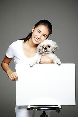 포토 JPG 스튜디오촬영 외국인 동물 해외기획촬영 한마리 우먼라이프 라이프스타일 배너 2012년태국 여자 반려견 캠페인 의자 포유류 안기 회색배경 사각프레임 광고판 실내 한명 서기 미소 웃음 들기 사람 동양인 20대 성인 앞모습 반려동물 개 강아지 시츄 보호 알림 동물보호 반려 유기견 여자만 여자한명만 성인여자만 청년만 청년여자만 성인한명만 청년여자한명만 성인여자한명만 성인만 펫팸족 국내포토 1 뷰포인트 가구 백그라운드 컨셉 모션 프레임 알림판 표정 인종 청년 내부 생활 사각형 회색 사회이슈 판 신조어 파일형식 유기동물