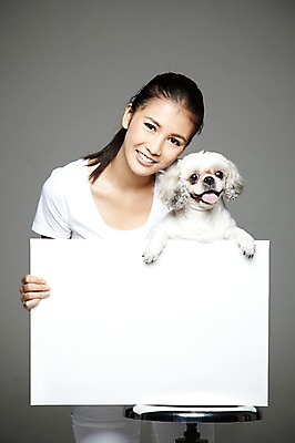 포토 JPG 스튜디오촬영 외국인 동물 해외기획촬영 한마리 우먼라이프 라이프스타일 배너 2012년태국 여자 반려견 캠페인 의자 포유류 회색배경 사각프레임 광고판 실내 한명 서기 미소 웃음 들기 사람 동양인 20대 성인 앞모습 반려동물 개 강아지 시츄 보호 알림 동물보호 반려 유기견 여자만 여자한명만 성인여자만 청년만 청년여자만 성인한명만 청년여자한명만 성인여자한명만 성인만 펫팸족 국내포토 1 뷰포인트 가구 백그라운드 컨셉 모션 프레임 알림판 표정 인종 청년 내부 생활 사각형 회색 사회이슈 판 신조어 파일형식 유기동물