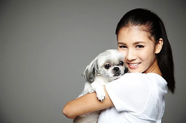 포토 JPG 스튜디오촬영 외국인 동물 해외기획촬영 한마리 우먼라이프 라이프스타일 2012년태국 여자 반려견 캠페인 포유류 안기 회색배경 실내 한명 미소 웃음 사람 동양인 상반신 20대 성인 옆모습 반려동물 개 강아지 시츄 보호 동물보호 반려 유기견 여자만 여자한명만 성인여자만 청년만 청년여자만 성인한명만 청년여자한명만 성인여자한명만 성인만 펫팸족 국내포토 1 뷰포인트 백그라운드 컨셉 모션 표정 인종 청년 내부 생활 회색 사회이슈 신조어 파일형식 유기동물