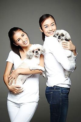 포토 JPG 스튜디오촬영 외국인 동물 해외기획촬영 한마리 우먼라이프 라이프스타일 2012년태국 여자 반려견 캠페인 포유류 안기 회색배경 실내 사랑 서기 미소 웃음 사람 동양인 20대 성인 두명 앞모습 옆모습 반려동물 개 강아지 시츄 보호 동물보호 반려 유기견 여자만 성인여자만 청년만 청년여자만 성인만 펫팸족 국내포토 1 감정 뷰포인트 백그라운드 컨셉 모션 표정 인종 청년 내부 생활 회색 사회이슈 신조어 파일형식 유기동물