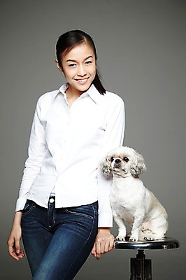 포토 JPG 스튜디오촬영 외국인 동물 해외기획촬영 한마리 우먼라이프 라이프스타일 2012년태국 여자 반려견 캠페인 의자 포유류 회색배경 실내 한명 서기 미소 웃음 사람 동양인 20대 성인 앞모습 반려동물 개 강아지 시츄 보호 동물보호 반려 유기견 여자만 여자한명만 성인여자만 청년만 청년여자만 성인한명만 청년여자한명만 성인여자한명만 성인만 펫팸족 국내포토 1 뷰포인트 가구 백그라운드 컨셉 모션 표정 인종 청년 내부 생활 회색 사회이슈 신조어 파일형식 유기동물