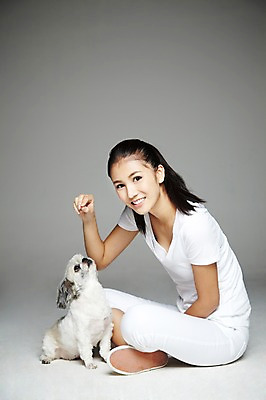 포토 JPG 스튜디오촬영 전신 외국인 동물 해외기획촬영 한마리 우먼라이프 라이프스타일 2012년태국 여자 반려견 캠페인 포유류 회색배경 디저트 실내 미소 웃음 들기 사람 앉기 동양인 20대 성인 두명 옆모습 반려동물 개 강아지 시츄 보호 동물보호 반려 유기견 여자만 성인여자만 청년만 청년여자만 성인만 펫팸족 국내포토 1 음식 뷰포인트 백그라운드 컨셉 모션 표정 인종 청년 내부 생활 회색 사회이슈 신조어 파일형식 유기동물