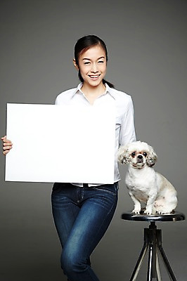 포토 JPG 스튜디오촬영 외국인 동물 해외기획촬영 한마리 우먼라이프 라이프스타일 배너 2012년태국 여자 반려견 캠페인 의자 포유류 회색배경 사각프레임 광고판 실내 한명 서기 미소 웃음 들기 사람 동양인 20대 성인 앞모습 반려동물 개 강아지 시츄 보호 알림 동물보호 반려 유기견 여자만 여자한명만 성인여자만 청년만 청년여자만 성인한명만 청년여자한명만 성인여자한명만 성인만 펫팸족 국내포토 1 뷰포인트 가구 백그라운드 컨셉 모션 프레임 알림판 표정 인종 청년 내부 생활 사각형 회색 사회이슈 판 신조어 파일형식 유기동물