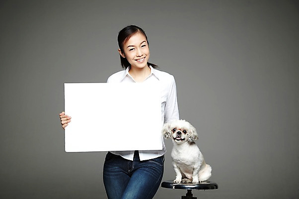 포토 JPG 스튜디오촬영 외국인 동물 해외기획촬영 한마리 우먼라이프 라이프스타일 배너 2012년태국 여자 반려견 캠페인 의자 포유류 회색배경 사각프레임 광고판 실내 한명 서기 미소 웃음 들기 사람 동양인 20대 성인 앞모습 반려동물 개 강아지 시츄 보호 알림 동물보호 반려 유기견 여자만 여자한명만 성인여자만 청년만 청년여자만 성인한명만 청년여자한명만 성인여자한명만 성인만 펫팸족 국내포토 1 뷰포인트 가구 백그라운드 컨셉 모션 프레임 알림판 표정 인종 청년 내부 생활 사각형 회색 사회이슈 판 신조어 파일형식 유기동물