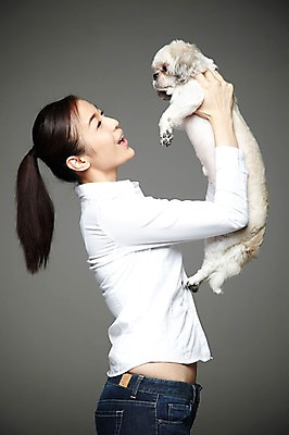 포토 JPG 스튜디오촬영 외국인 동물 해외기획촬영 한마리 우먼라이프 라이프스타일 2012년태국 여자 반려견 캠페인 포유류 안기 회색배경 실내 한명 서기 미소 웃음 사람 동양인 상반신 20대 성인 옆모습 반려동물 마주보기 개 강아지 시츄 보호 동물보호 반려 유기견 여자만 여자한명만 성인여자만 청년만 청년여자만 성인한명만 청년여자한명만 성인여자한명만 성인만 펫팸족 국내포토 1 뷰포인트 백그라운드 컨셉 모션 표정 인종 청년 내부 생활 회색 사회이슈 신조어 파일형식 유기동물