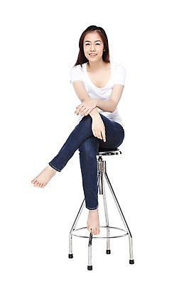 포토 JPG 스튜디오촬영 전신 외국인 해외기획촬영 우먼라이프 라이프스타일 긴머리 2012년태국 여자 포즈 의자 맨발 실내 한명 미소 웃음 누끼 사람 앉기 동양인 20대 성인 앞모습 캐주얼 활발 다리꼬기 청바지 편안함 의료성형뷰티 여자만 여자한명만 성인여자만 청년만 청년여자만 성인한명만 청년여자한명만 성인여자한명만 성인만 국내포토 1 헤어스타일 옷 뷰포인트 가구 컨셉 바지 모션 발 표정 인종 청년 내부 생활 감각 파일형식