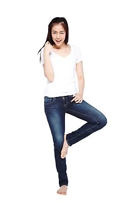 포토 JPG 스튜디오촬영 전신 외국인 해외기획촬영 우먼라이프 라이프스타일 긴머리 2012년태국 여자 포즈 맨발 실내 한명 서기 미소 웃음 누끼 사람 동양인 20대 성인 앞모습 캐주얼 활발 청바지 편안함 다리들기 의료성형뷰티 여자만 여자한명만 성인여자만 청년만 청년여자만 성인한명만 청년여자한명만 성인여자한명만 성인만 국내포토 1 헤어스타일 옷 뷰포인트 컨셉 바지 모션 발 표정 인종 청년 내부 생활 감각 파일형식