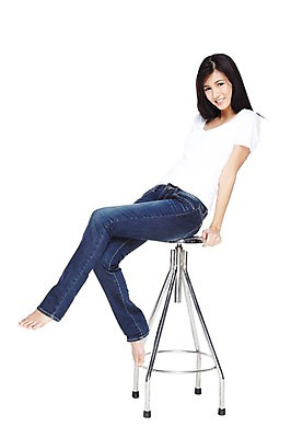 포토 JPG 스튜디오촬영 전신 외국인 해외기획촬영 우먼라이프 라이프스타일 긴머리 2012년태국 여자 포즈 의자 맨발 실내 한명 미소 웃음 누끼 사람 앉기 동양인 20대 성인 옆모습 캐주얼 활발 다리꼬기 청바지 편안함 의료성형뷰티 여자만 여자한명만 성인여자만 청년만 청년여자만 성인한명만 청년여자한명만 성인여자한명만 성인만 국내포토 1 헤어스타일 옷 뷰포인트 가구 컨셉 바지 모션 발 표정 인종 청년 내부 생활 감각 파일형식