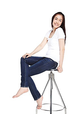 포토 JPG 스튜디오촬영 전신 외국인 해외기획촬영 우먼라이프 라이프스타일 긴머리 응시 2012년태국 여자 포즈 의자 맨발 실내 한명 미소 웃음 누끼 사람 앉기 동양인 20대 성인 옆모습 캐주얼 활발 다리꼬기 청바지 편안함 의료성형뷰티 여자만 여자한명만 성인여자만 청년만 청년여자만 성인한명만 청년여자한명만 성인여자한명만 성인만 국내포토 1 헤어스타일 시선 옷 뷰포인트 가구 컨셉 바지 모션 발 표정 인종 청년 내부 생활 감각 파일형식