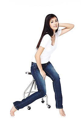 포토 JPG 스튜디오촬영 전신 외국인 해외기획촬영 우먼라이프 라이프스타일 긴머리 2012년태국 여자 포즈 의자 맨발 실내 한명 누끼 사람 앉기 동양인 20대 성인 옆모습 캐주얼 활발 청바지 편안함 의료성형뷰티 여자만 여자한명만 성인여자만 청년만 청년여자만 성인한명만 청년여자한명만 성인여자한명만 성인만 국내포토 1 헤어스타일 옷 뷰포인트 가구 컨셉 바지 모션 발 인종 청년 내부 생활 감각 파일형식