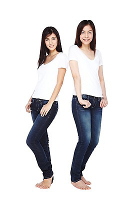 포토 JPG 스튜디오촬영 전신 외국인 해외기획촬영 우먼라이프 라이프스타일 긴머리 2012년태국 여자 포즈 맨발 실내 서기 미소 웃음 누끼 사람 동양인 20대 성인 두명 앞모습 캐주얼 친구 활발 청바지 편안함 의료성형뷰티 여자만 성인여자만 청년만 청년여자만 성인만 국내포토 헤어스타일 옷 뷰포인트 컨셉 바지 관계 모션 발 표정 인종 청년 내부 생활 감각 파일형식