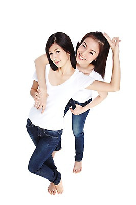 포토 JPG 스튜디오촬영 전신 외국인 해외기획촬영 우먼라이프 라이프스타일 긴머리 2012년태국 여자 포즈 안기 포옹 맨발 실내 서기 미소 웃음 누끼 사람 동양인 손짓 20대 성인 두명 앞모습 캐주얼 친구 하이앵글 활발 올려보기 청바지 편안함 브이 의료성형뷰티 여자만 성인여자만 청년만 청년여자만 성인만 국내포토 헤어스타일 옷 뷰포인트 컨셉 바지 관계 모션 발 표정 인종 청년 내부 생활 감각 파일형식