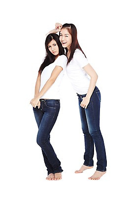 포토 JPG 스튜디오촬영 전신 외국인 해외기획촬영 우먼라이프 라이프스타일 긴머리 2012년태국 여자 포즈 맨발 실내 서기 미소 웃음 누끼 사람 동양인 20대 성인 두명 옆모습 캐주얼 친구 활발 청바지 편안함 의료성형뷰티 여자만 성인여자만 청년만 청년여자만 성인만 국내포토 헤어스타일 옷 뷰포인트 컨셉 바지 관계 모션 발 표정 인종 청년 내부 생활 감각 파일형식