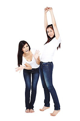 포토 JPG 스튜디오촬영 전신 외국인 해외기획촬영 우먼라이프 라이프스타일 긴머리 2012년태국 여자 포즈 맨발 실내 숙이기 서기 미소 웃음 누끼 사람 동양인 20대 성인 두명 앞모습 옆모습 캐주얼 친구 손들기 활발 청바지 편안함 의료성형뷰티 여자만 성인여자만 청년만 청년여자만 성인만 국내포토 헤어스타일 옷 뷰포인트 컨셉 바지 관계 모션 발 표정 인종 청년 내부 생활 감각 파일형식
