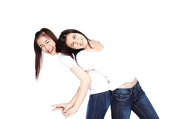 포토 JPG 스튜디오촬영 외국인 해외기획촬영 우먼라이프 라이프스타일 긴머리 2012년태국 여자 포즈 모션 실내 숙이기 허리숙이기 서기 미소 웃음 누끼 사람 동양인 20대 성인 두명 옆모습 캐주얼 친구 활발 등맞대기 청바지 편안함 의료성형뷰티 여자만 성인여자만 청년만 청년여자만 성인만 국내포토 헤어스타일 옷 뷰포인트 컨셉 바지 관계 표정 인종 청년 내부 생활 감각 파일형식