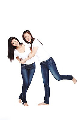 포토 JPG 스튜디오촬영 전신 외국인 해외기획촬영 우먼라이프 라이프스타일 긴머리 2012년태국 여자 포즈 안기 포옹 맨발 실내 서기 미소 웃음 누끼 사람 동양인 20대 성인 두명 앞모습 캐주얼 친구 활발 청바지 편안함 의료성형뷰티 여자만 성인여자만 청년만 청년여자만 성인만 국내포토 헤어스타일 옷 뷰포인트 컨셉 바지 관계 모션 발 표정 인종 청년 내부 생활 감각 파일형식