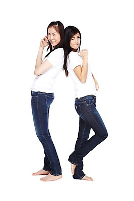 포토 JPG 스튜디오촬영 전신 외국인 해외기획촬영 우먼라이프 라이프스타일 긴머리 2012년태국 여자 포즈 모션 맨발 실내 서기 미소 웃음 누끼 사람 동양인 20대 성인 두명 옆모습 캐주얼 친구 활발 등맞대기 청바지 편안함 의료성형뷰티 여자만 성인여자만 청년만 청년여자만 성인만 국내포토 헤어스타일 옷 뷰포인트 컨셉 바지 관계 발 표정 인종 청년 내부 생활 감각 파일형식