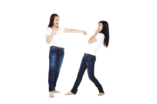 포토 JPG 스튜디오촬영 전신 외국인 해외기획촬영 우먼라이프 라이프스타일 긴머리 2012년태국 여자 포즈 장난 모션 맨발 놀이 실내 서기 미소 웃음 누끼 사람 동양인 20대 성인 두명 옆모습 캐주얼 친구 마주보기 놀람 주먹 활발 청바지 펀치 편안함 의료성형뷰티 여자만 성인여자만 청년만 청년여자만 성인만 국내포토 헤어스타일 옷 감정 뷰포인트 컨셉 바지 관계 발 표정 인종 청년 내부 생활 감각 파일형식