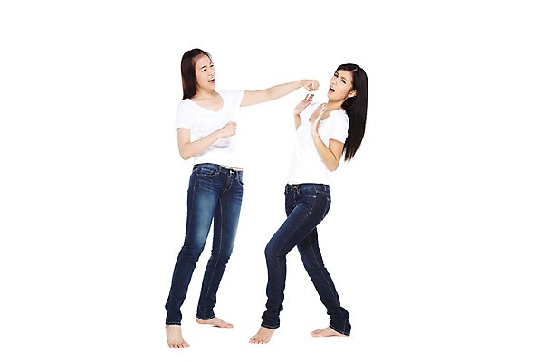 포토 JPG 스튜디오촬영 전신 외국인 해외기획촬영 우먼라이프 라이프스타일 긴머리 2012년태국 여자 포즈 장난 모션 맨발 놀이 실내 서기 미소 웃음 누끼 사람 동양인 20대 성인 두명 옆모습 캐주얼 친구 마주보기 주먹 활발 청바지 펀치 편안함 의료성형뷰티 여자만 성인여자만 청년만 청년여자만 성인만 국내포토 헤어스타일 옷 뷰포인트 컨셉 바지 관계 발 표정 인종 청년 내부 생활 감각 파일형식