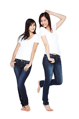 포토 JPG 스튜디오촬영 전신 외국인 해외기획촬영 우먼라이프 라이프스타일 긴머리 2012년태국 여자 포즈 맨발 실내 서기 미소 웃음 누끼 사람 동양인 20대 성인 두명 앞모습 캐주얼 친구 활발 청바지 편안함 의료성형뷰티 여자만 성인여자만 청년만 청년여자만 성인만 국내포토 헤어스타일 옷 뷰포인트 컨셉 바지 관계 모션 발 표정 인종 청년 내부 생활 감각 파일형식