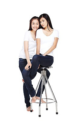 포토 JPG 스튜디오촬영 전신 외국인 해외기획촬영 우먼라이프 라이프스타일 긴머리 2012년태국 여자 포즈 의자 맨발 실내 미소 웃음 누끼 사람 앉기 동양인 20대 성인 두명 앞모습 캐주얼 친구 활발 청바지 편안함 의료성형뷰티 여자만 성인여자만 청년만 청년여자만 성인만 국내포토 헤어스타일 옷 뷰포인트 가구 컨셉 바지 관계 모션 발 표정 인종 청년 내부 생활 감각 파일형식