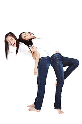 포토 JPG 스튜디오촬영 전신 외국인 해외기획촬영 우먼라이프 라이프스타일 긴머리 2012년태국 여자 포즈 모션 맨발 실내 숙이기 허리숙이기 서기 미소 웃음 누끼 사람 동양인 20대 성인 두명 옆모습 캐주얼 친구 운동 스트레칭 활발 등맞대기 청바지 편안함 체조 커플체조 의료성형뷰티 여자만 성인여자만 청년만 청년여자만 성인만 국내포토 헤어스타일 옷 뷰포인트 컨셉 바지 관계 발 표정 건강 인종 청년 내부 생활 감각 파일형식