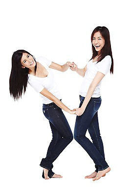 포토 JPG 스튜디오촬영 전신 외국인 해외기획촬영 우먼라이프 라이프스타일 긴머리 2012년태국 여자 포즈 모션 맨발 실내 서기 미소 웃음 누끼 사람 동양인 20대 성인 두명 옆모습 캐주얼 친구 마주보기 손잡기 활발 청바지 편안함 의료성형뷰티 여자만 성인여자만 청년만 청년여자만 성인만 국내포토 헤어스타일 옷 뷰포인트 컨셉 바지 관계 발 표정 인종 청년 내부 생활 감각 파일형식