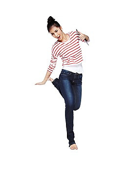 포토 JPG 스튜디오촬영 전신 외국인 해외기획촬영 우먼라이프 라이프스타일 2012년태국 여자 포즈 모션 맨발 실내 한명 미소 웃음 들기 누끼 사람 동양인 20대 성인 앞모습 캐주얼 태블릿 달리기 점프 활발 청바지 웹서핑 다리들기 여자만 여자한명만 성인여자만 청년만 청년여자만 성인한명만 청년여자한명만 성인여자한명만 성인만 국내포토 1 옷 뷰포인트 컨셉 바지 발 표정 인종 청년 내부 생활 전자제품 스마트기기 파일형식