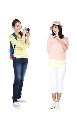 포토 JPG 스튜디오촬영 전신 외국인 해외기획촬영 모자 우먼라이프 라이프스타일 2012년태국 여자 여행 포즈 운동화 가방 배낭 실내 서기 미소 웃음 들기 누끼 사람 동양인 손짓 20대 성인 두명 앞모습 캐주얼 친구 카메라 사진촬영 촬영 즐거움 배낭여행 브이 여자만 성인여자만 청년만 청년여자만 성인만 국내포토 잡화 옷 감정 뷰포인트 신발 관계 모션 표정 인종 청년 내부 생활 전자제품 파일형식
