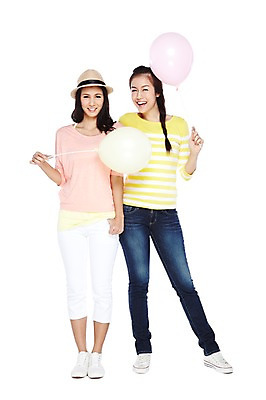 포토 JPG 스튜디오촬영 전신 외국인 해외기획촬영 모자 우먼라이프 라이프스타일 2012년태국 잡화 여자 포즈 운동화 놀이 실내 서기 미소 웃음 들기 누끼 사람 동양인 20대 성인 두명 앞모습 캐주얼 친구 즐거움 풍선 풍선놀이 여자만 성인여자만 청년만 청년여자만 성인만 국내포토 옷 감정 뷰포인트 신발 관계 모션 표정 인종 청년 내부 생활 파일형식