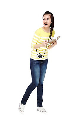 포토 JPG 스튜디오촬영 전신 외국인 해외기획촬영 우먼라이프 라이프스타일 긴머리 응시 2012년태국 여자 여행 운동화 땋은머리 실내 한명 서기 미소 웃음 들기 누끼 사람 동양인 20대 성인 앞모습 책 캐주얼 카메라 청바지 가이드북 즐거움 국내여행 여자만 여자한명만 성인여자만 청년만 청년여자만 성인한명만 청년여자한명만 성인여자한명만 성인만 국내포토 1 헤어스타일 시선 옷 감정 뷰포인트 신발 바지 모션 표정 인종 청년 내부 생활 전자제품 파일형식