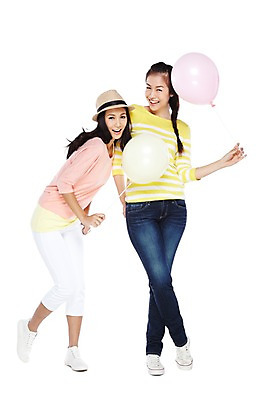 포토 JPG 스튜디오촬영 전신 외국인 해외기획촬영 모자 우먼라이프 라이프스타일 2012년태국 잡화 여자 운동화 놀이 실내 서기 미소 웃음 들기 누끼 사람 동양인 20대 성인 두명 앞모습 캐주얼 친구 즐거움 풍선 풍선놀이 여자만 성인여자만 청년만 청년여자만 성인만 국내포토 옷 감정 뷰포인트 신발 관계 모션 표정 인종 청년 내부 생활 파일형식