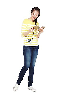 포토 JPG 스튜디오촬영 전신 외국인 해외기획촬영 우먼라이프 라이프스타일 긴머리 응시 2012년태국 여자 여행 운동화 땋은머리 실내 한명 서기 미소 웃음 들기 누끼 사람 동양인 20대 성인 앞모습 책 캐주얼 카메라 청바지 가이드북 즐거움 국내여행 여자만 여자한명만 성인여자만 청년만 청년여자만 성인한명만 청년여자한명만 성인여자한명만 성인만 국내포토 1 헤어스타일 시선 옷 감정 뷰포인트 신발 바지 모션 표정 인종 청년 내부 생활 전자제품 파일형식