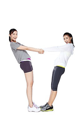 포토 JPG 스튜디오촬영 전신 외국인 해외기획촬영 우먼라이프 라이프스타일 2012년태국 여자 포즈 운동화 실내 건강 서기 미소 웃음 누끼 사람 동양인 20대 성인 두명 옆모습 친구 운동복 운동 마주보기 손잡기 스트레칭 목표 체조 맨손체조 커플체조 의료성형뷰티 여자만 성인여자만 청년만 청년여자만 성인만 국내포토 옷 뷰포인트 신발 컨셉 관계 모션 표정 인종 청년 내부 생활 파일형식